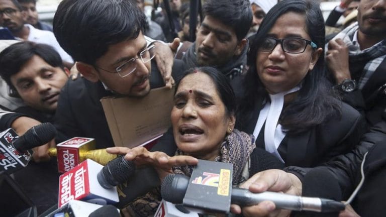 Los cuatro condenados por violar en manada y matar a una joven en la India serán ahorcados