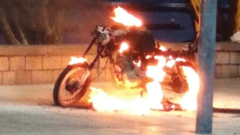 Sucedió en Mar del Plata: Prendió fuego su moto para evitar que se la secuestren en control de tránsito