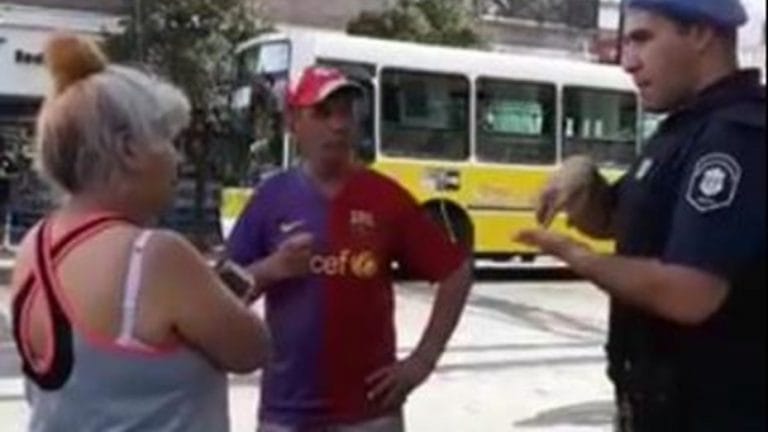 Filman a un policía que asistía con lengua de señas a pareja hipoacúsica en Buenos Aires