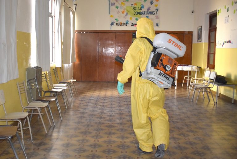 Realizan tareas de desinsectación y toma de muestras de agua en las escuelas de General Pico