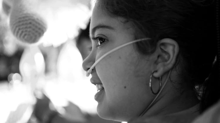 Tiene 13 años y está primera en la lista de espera para un trasplante de pulmones: “Lucha para respirar y tiene esperanzas”