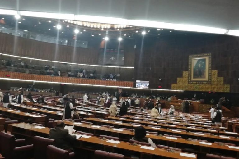 Parlamento de Paquistán propone ahorcar en público a violadores de niños