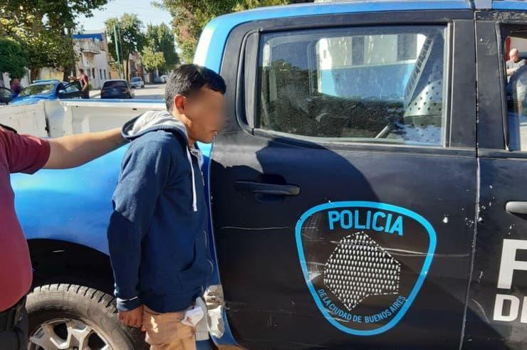 Parque Patricios: Motochorros le patearon la panza a una embarazada para robarle el celular