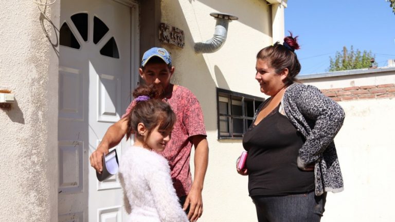 Una familia de puesteros recibió unas de las casas recuperadas del IPAV en General Acha