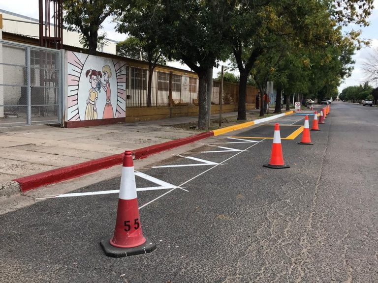Pintan señalizaciones frente a Escuelas de Barrio Roca y Talleres