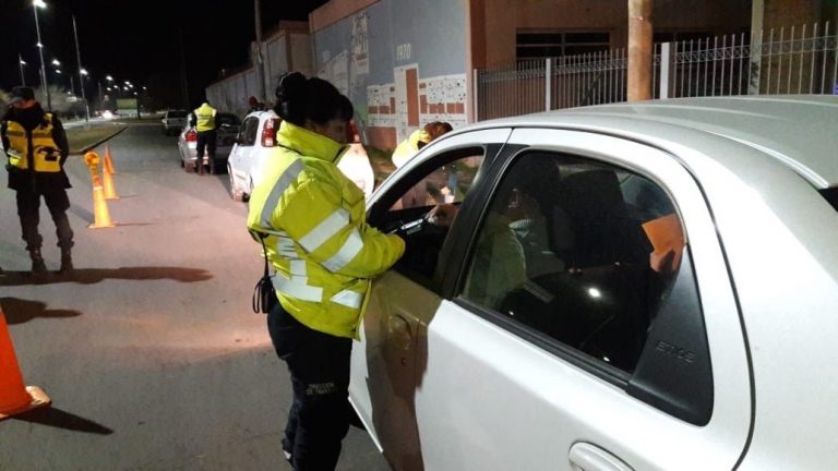 Una mujer huyó de un control policial pero fue rápidamente interceptada: Tenía estupefacientes en su poder