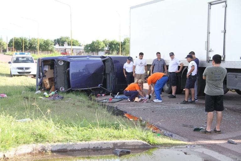 Choque y vuelco en colectora de la Avenida Isidoro Brunengo: Al conductor le dieron el alta y quedó demorado por el robo del auto