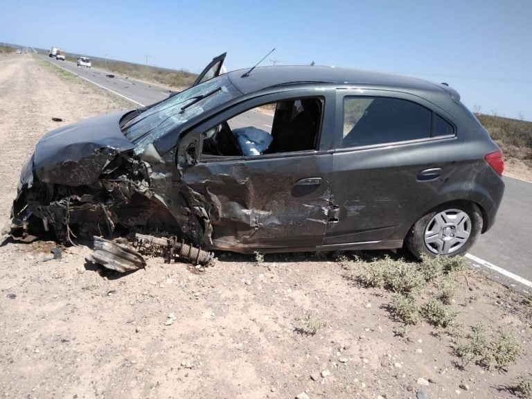 Un auto chocó con un camión  en la Ruta 151 entre Puelén y 25 de Mayo