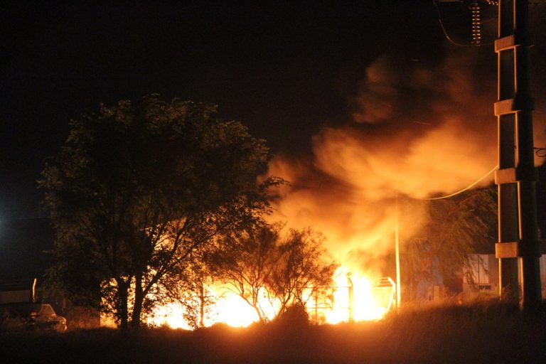 Incendió en un galpón generó importante despliegue de bomberos