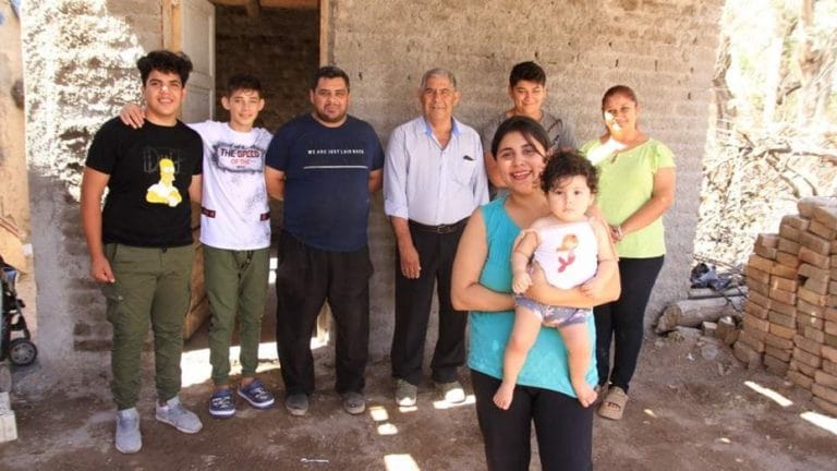 San Juan: Abandonó su casa con su beba por violencia y vecinos le construyeron una