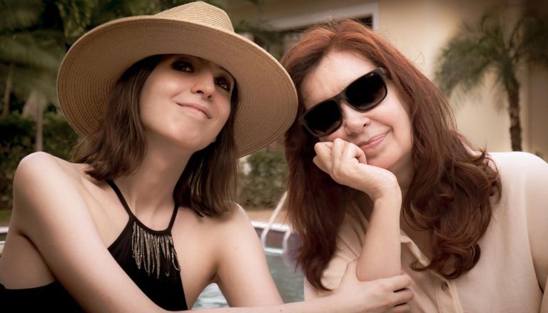 La primera foto de Cristina Kirchner con su hija desde que comenzó el tratamiento médico en Cuba