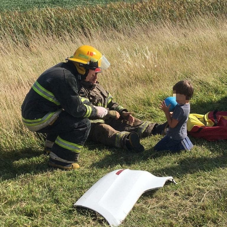 La foto que conmovió a todos: tras un accidente, bomberos jugaron con un nene para distraerlo