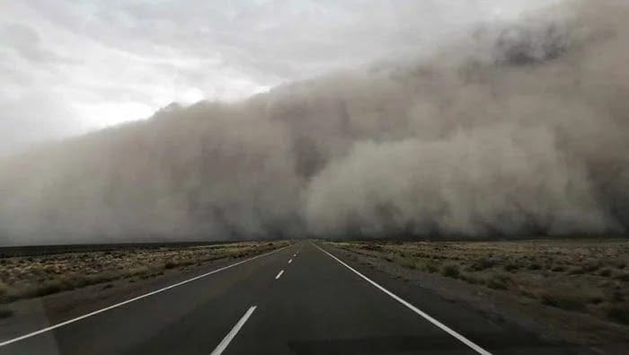 Gigantesca nube de polvo, ráfagas de más de 100 km/h e incendios en Chubut