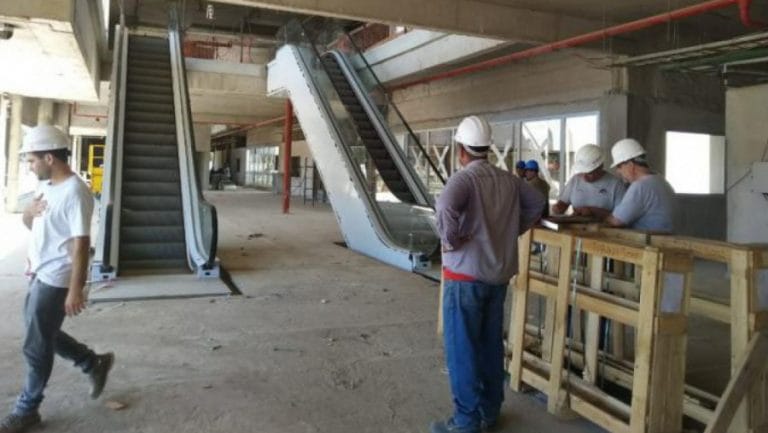 Colocan las escaleras mecánicas en el nuevo Hospital de Santa Rosa