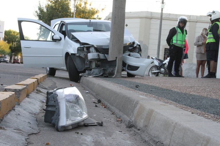 Una automovilista impactó contra una columna por evitar un choque con otro auto