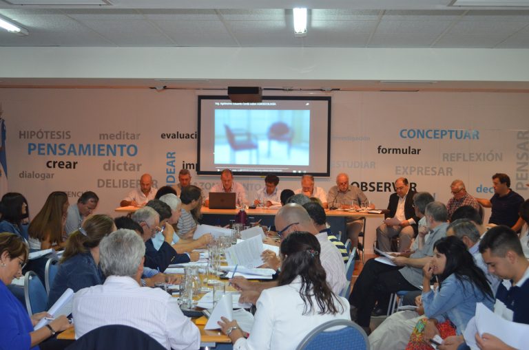 Diputados y representantes del Colegio de Ingenieros Agrónomos de La Pampa en plenario por la ley de agroquímicos