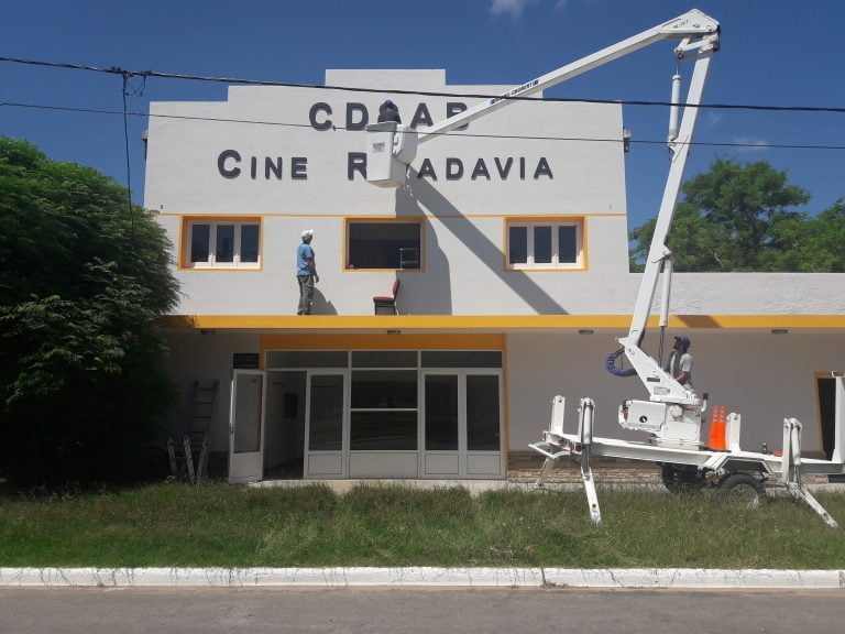 Hilario Lagos: Colocaron las letras identificatorias del Cine Teatro Rivadavia
