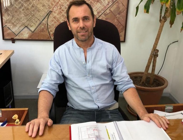Nuevo modelo de cartel de obra con código ‘QR’ en General Pico: “Siempre estamos pensando como mejorar el servicio para tener un mejor control, se manejan unos 160 o 170 expedientes por mes”
