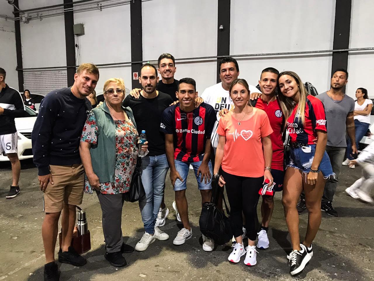 ¡Una foto única!: La familia Palacios reunida tras el gran debut goleador de Julián