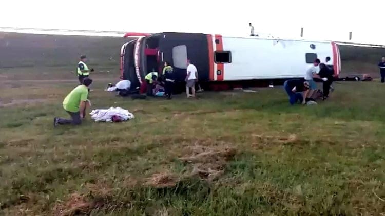 Dos muertos y 13 heridos al volcar un micro en la Ruta 2