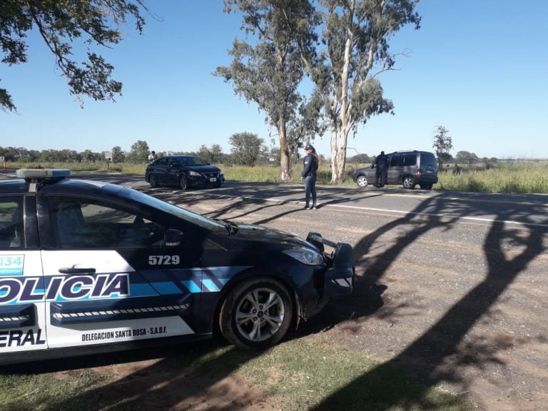 Importante operativo en Ruta 35 y Ruta 10: Detuvieron a seis hombres y dos mujeres que llevaban cerca de un millón de pesos y otra suma en dólares sin justificar
