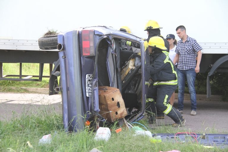 El auto que chocó y volcó había sido robado