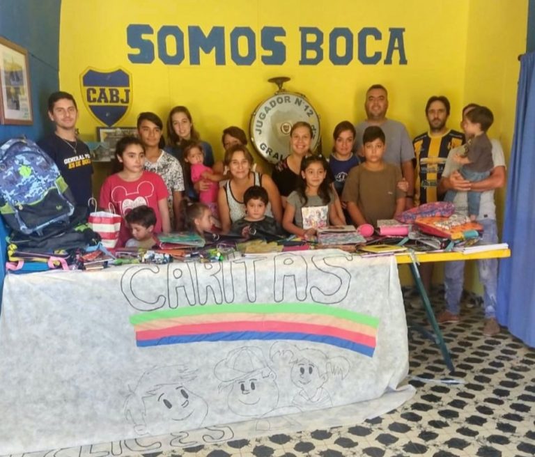 La Peña boquense “Roberto Mouzo” donó más de 300 útiles escolares para los niños del merendero “Caritas felices”