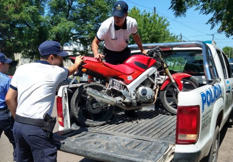 Menor circulaba en contramano a bordo de una moto, burló a la autoridad y fue demorado