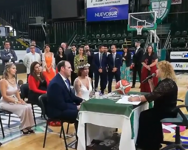 La pareja trenelense fanática de Gimnasia de Comodoro Rivadavia “dio el Sí” en el Estadio durante una emotiva ceremonia