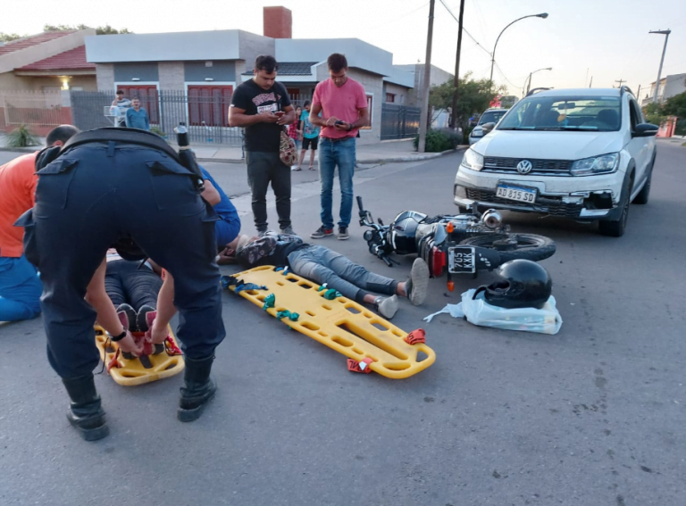 Accidente entre una camioneta y una moto en calle 31 y 10: Una mujer y un joven fueron hospitalizados por fuertes golpes