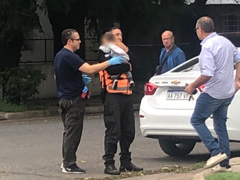 La tierna imagen de un inspector de tránsito conteniendo a un bebé en medio de un accidente