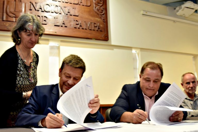 Firmaron un importante convenio para facilitar la inserción laboral de los graduados de la UNLPam en la Provincia
