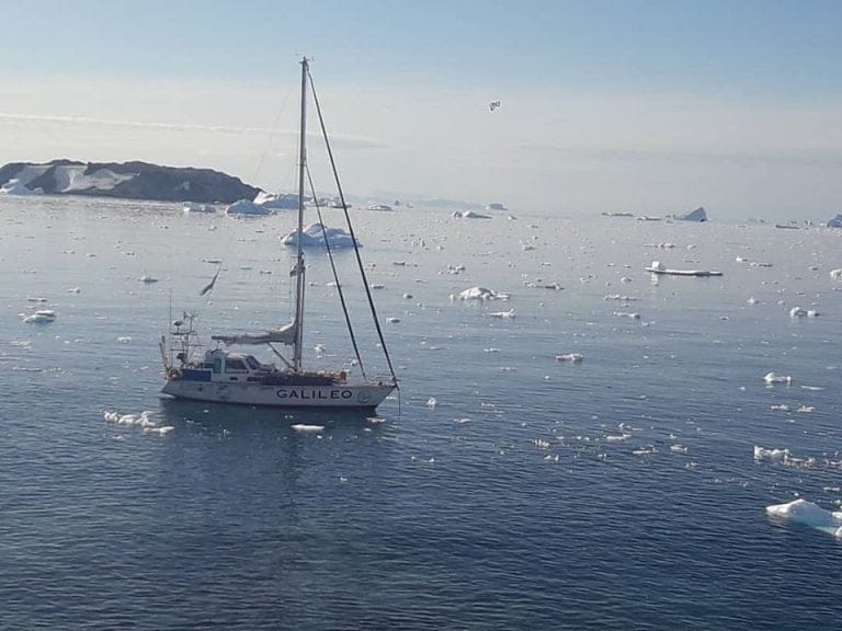 Libros donados por piquenses viajaron en velero a la Antártida y rindieron homenaje a las víctimas del crucero General Belgrano