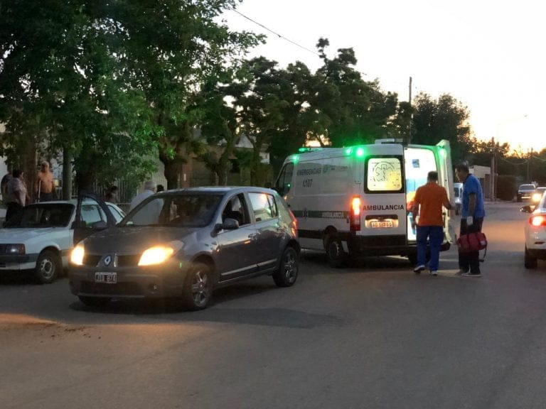 Venía circulando y una camioneta que tenía adelante le frenó de golpe: Una mujer y un niño pequeño hospitalizados por precaución