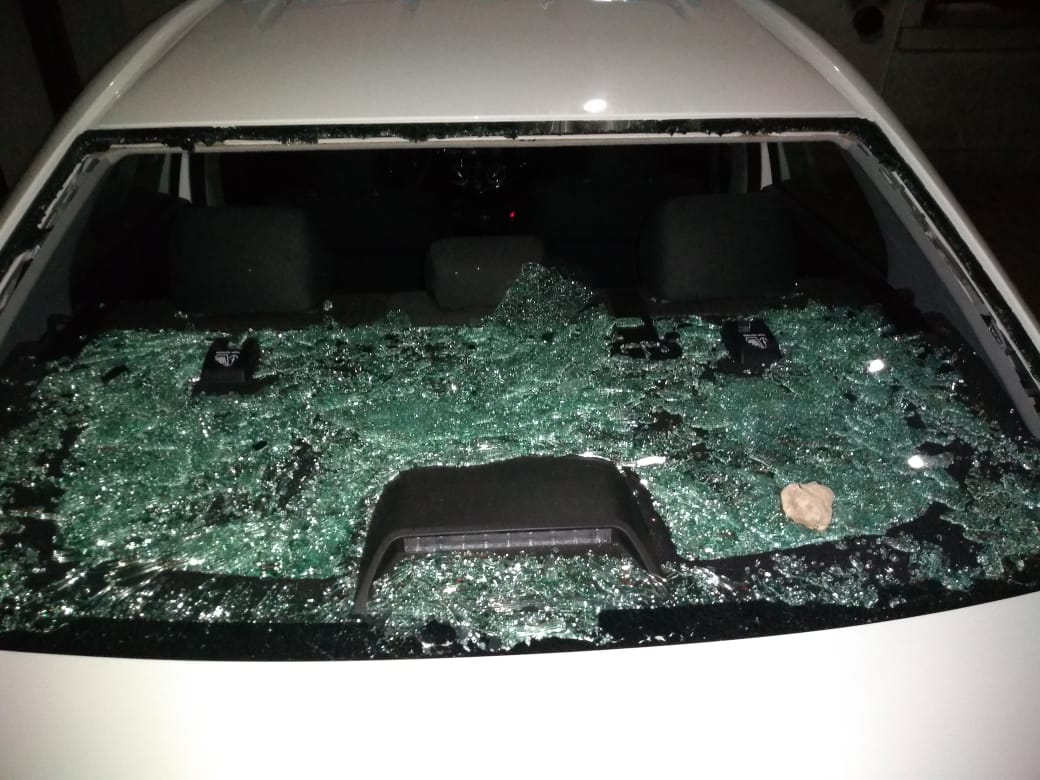 Madrugada violenta: Destrozaron un patrullero a piedrazos y lesionaron a policías, hay demorados