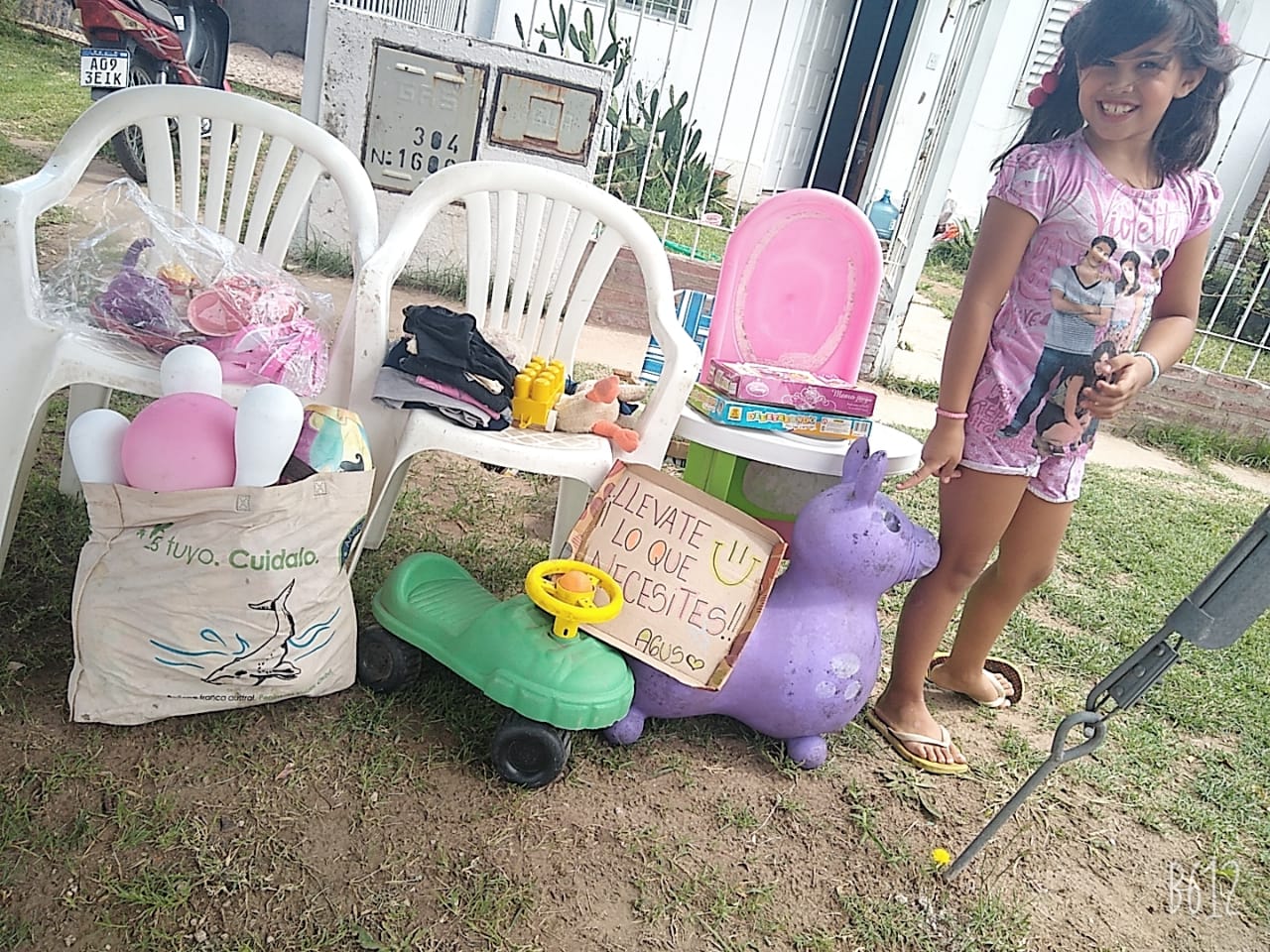 “Llevate lo que necesites”: una niña piquense decidió donar los juguetes y la ropa que ya no usa