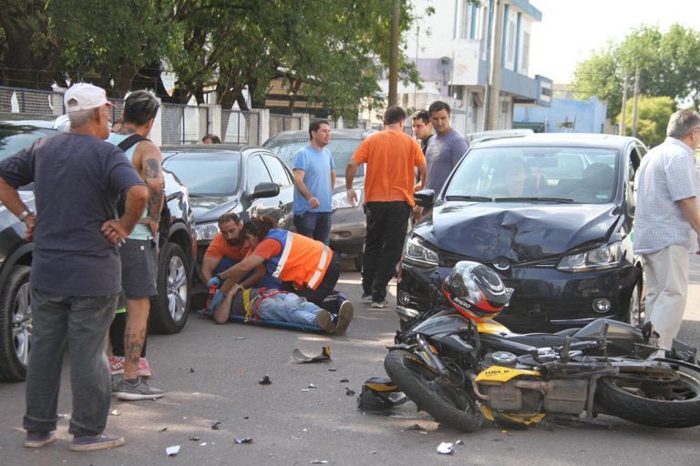 Choque frontal entre una moto y un auto dejó como resultado un joven lesionado e importantes daños en ambos vehículos