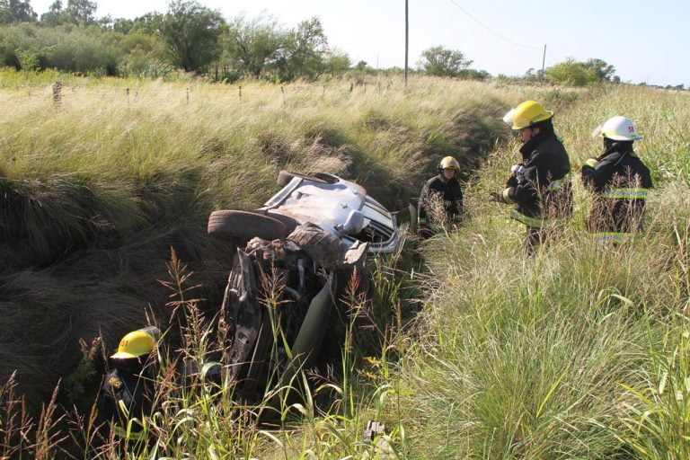Volcó un auto con dos ocupantes cerca del ingreso a la localidad de Speluzzi