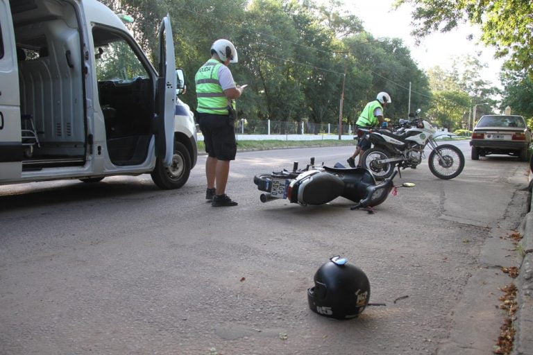 Una mujer fue hospitalizada tras choque entre moto y bicicleta