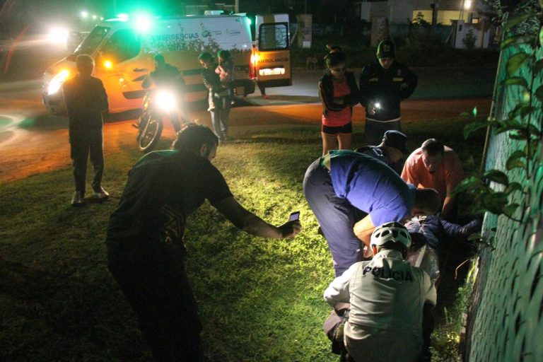 Fuerte choque entre auto y moto en calle 115 y 12: Un joven fue hospitalizado luego de sufrir una fractura en su pierna izquierda