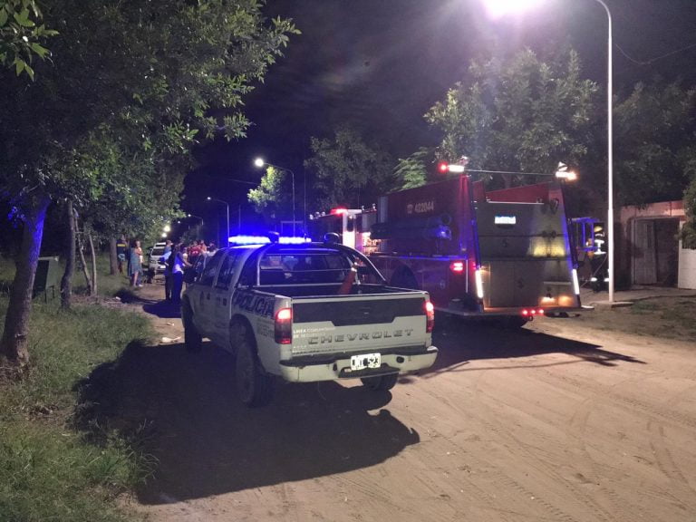 Bomberos de General Pico trabajan en un incendio de vivienda en Speluzzi