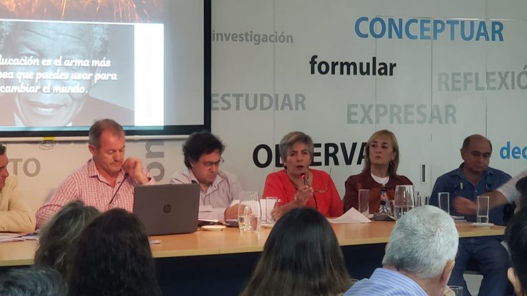 Desde los gremios docentes piden la «prohibición de fumigar en las áreas de los establecimientos educativos de la provincia de La Pampa»