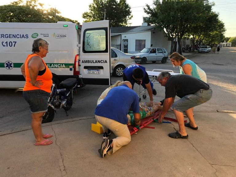 Choque entre auto y moto en calle 115 esquina 8: Un joven fue hospitalizado