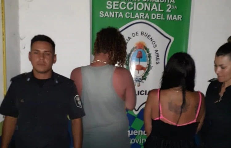 Indignación en Santa Clara: una pareja dejó a su hija de 2 años enterrada en la orilla para tener sexo en el mar