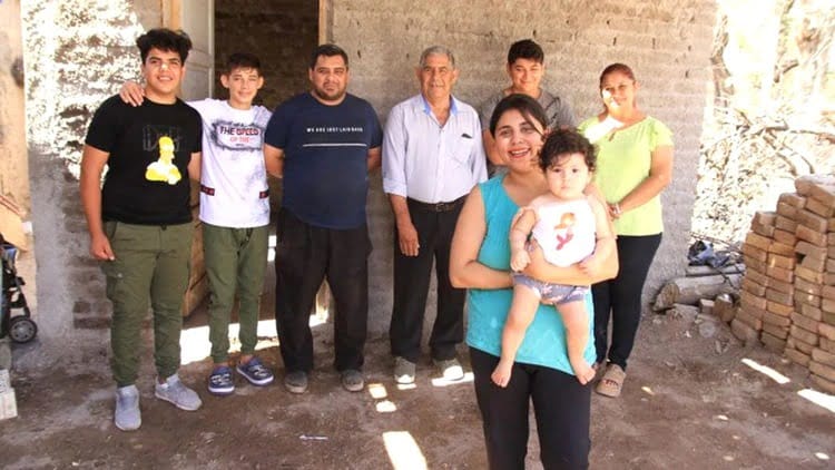 Sufrió violencia de género, tuvo que dejar su casa y los vecinos le construyeron un lugar para vivir en San Juan