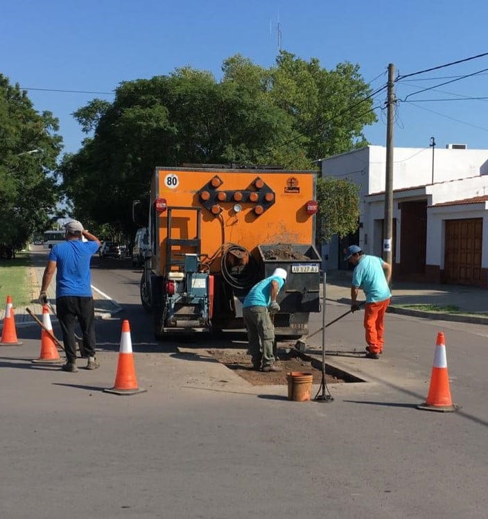 Continúan trabajando en la reparación de calles con bacheos en General Pico