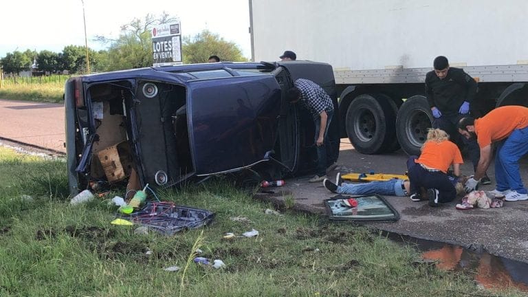 Choque y vuelco en colectora de la Avenida Isidoro Brunengo