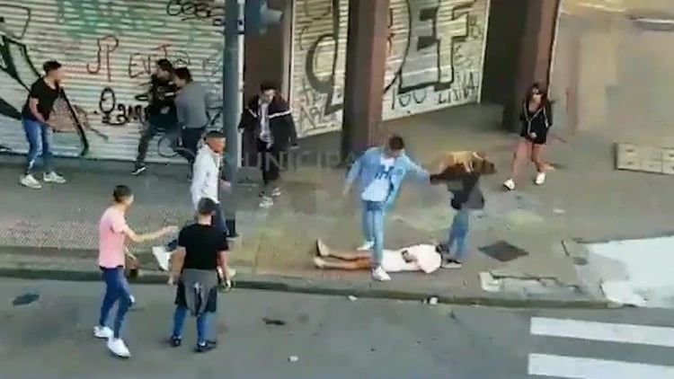 Brutal pelea en La Plata: una mujer quedó inconsciente luego de recibir un feroz golpiza que incluyó patadas en la cabeza