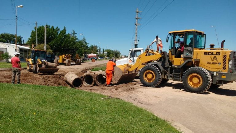 Comenzaron los trabajos en los canales de desagües ubicados en calle 303 y Avenida Isidoro Brunengo