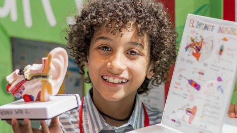 Una niña mendocina de 9 años creó un aparato para hipoacúsicos y ganó un prestigioso premio